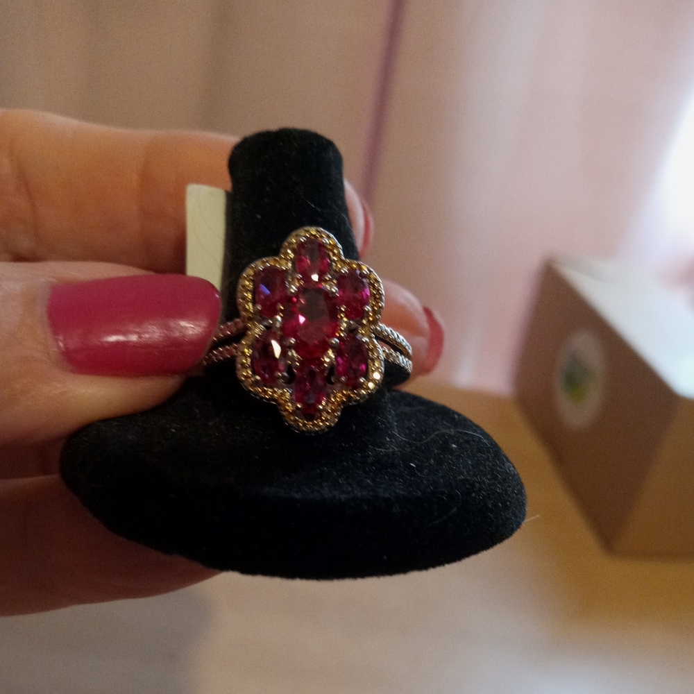 925 sterling silver raspberry Garnet ring beautiful, size 9 new in gift box